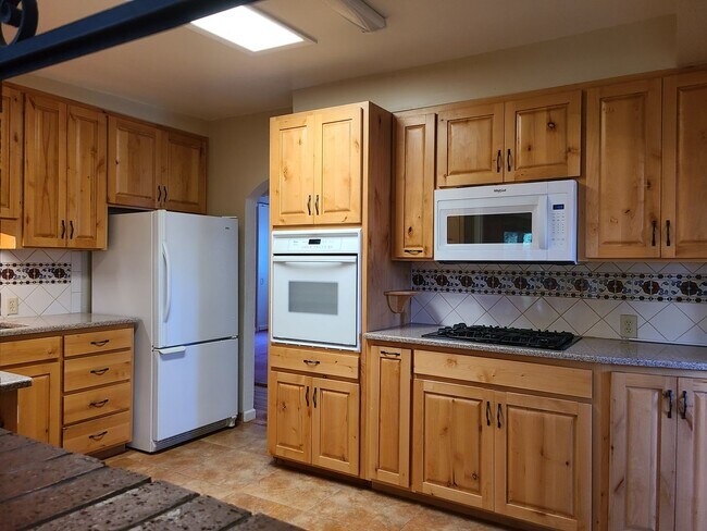 Building Photo - 4 Bedroom, 2 Bathroom! Lovely Home!
