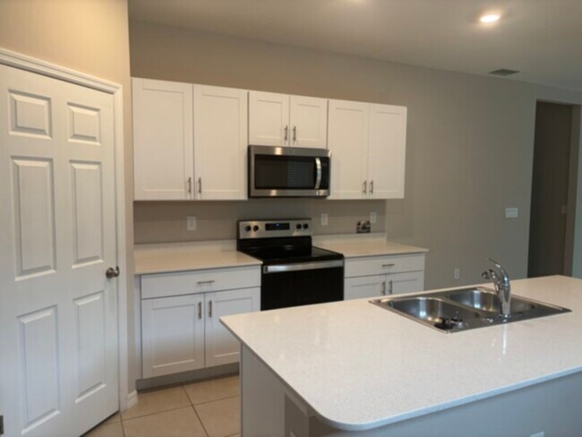 Building Photo - AVAILABLE NOW!!  3 Bedroom 2 Bath Home.