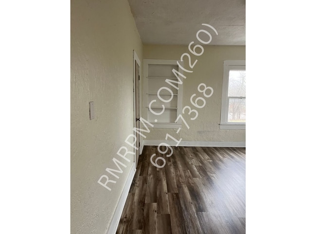 Building Photo - 36 1/2 N Lafontaine St