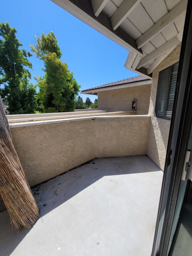 Building Photo - Ventura 2+1 Apartment w/ One car garage
