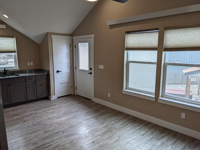 Building Photo - 1302 Silver Vault St