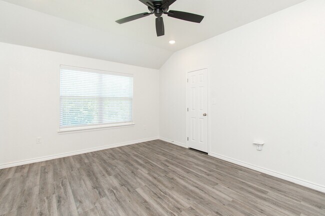 Building Photo - 527 Lost Trl