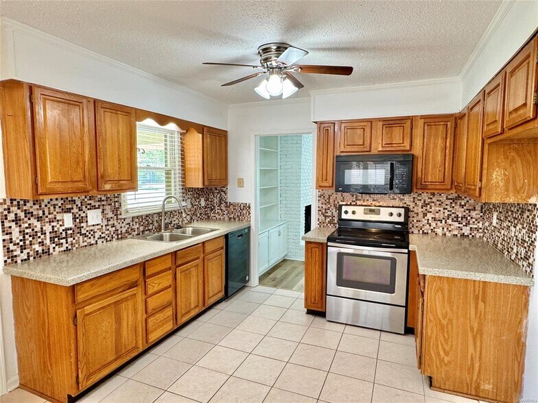 Building Photo - 2311 Cottingham Dr