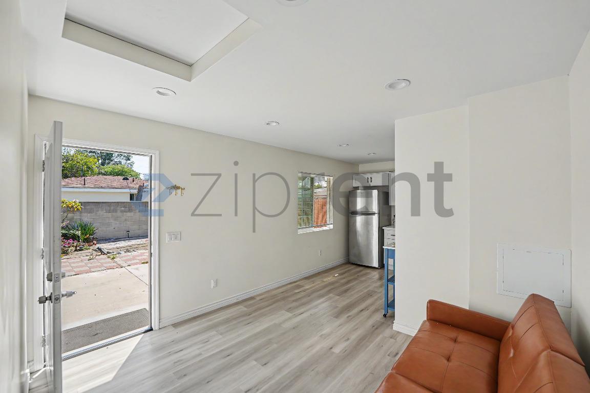 Building Photo - Unit A