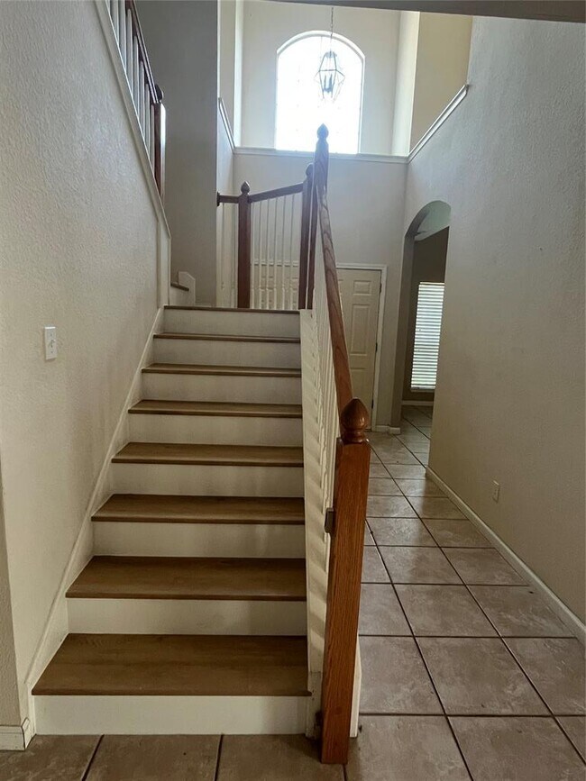 Building Photo - 2321 Clover Ridge Dr