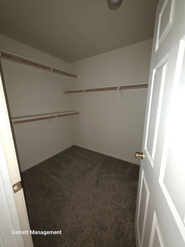 Building Photo - 2/2 Brick Townhome with Garage
