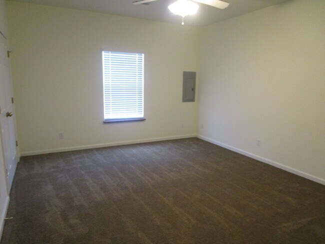 Building Photo - Huge 3 Bedroom, 2 Bath Town Home in SW Col...