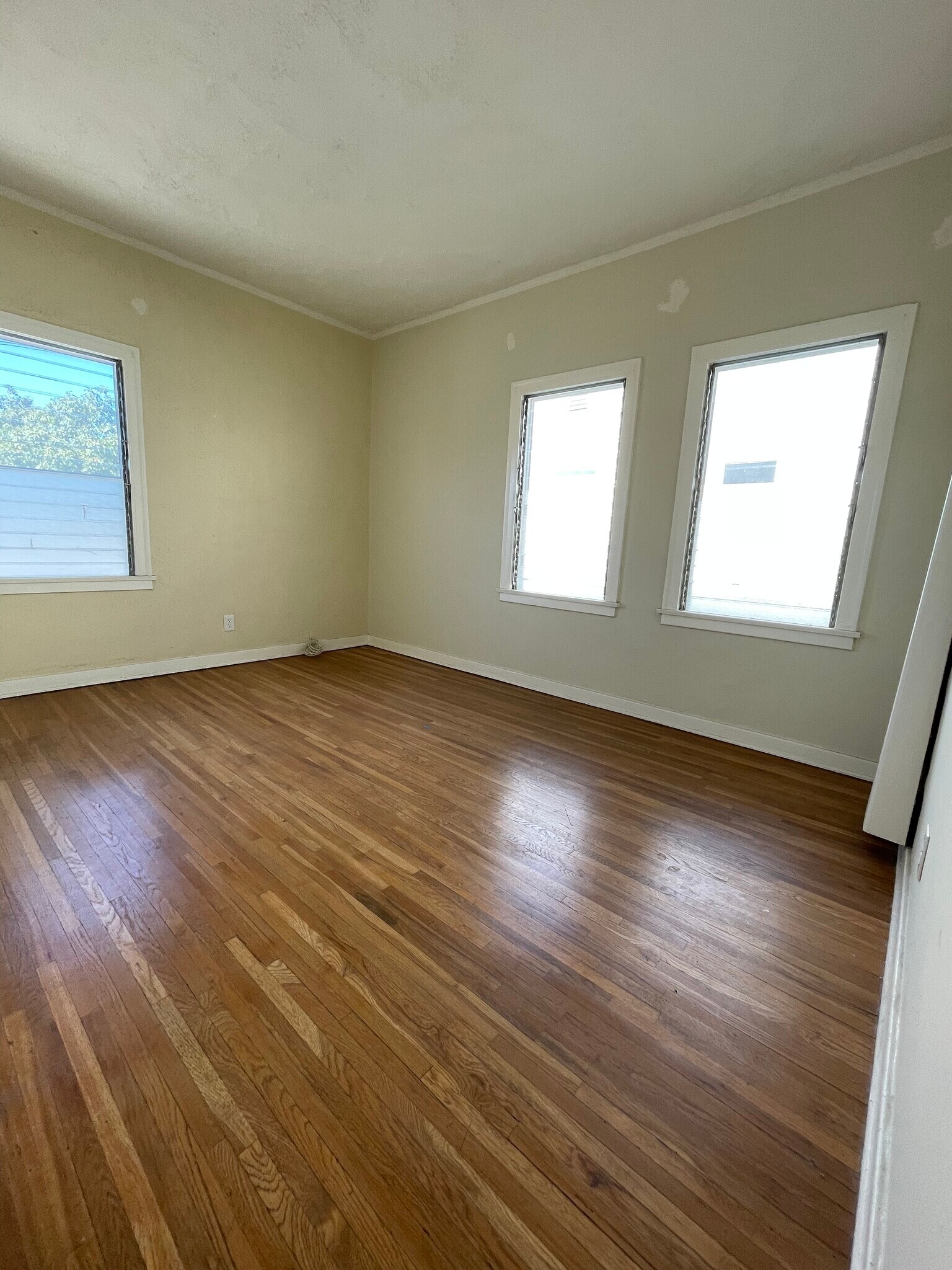 Building Photo - 417 N Gardner St