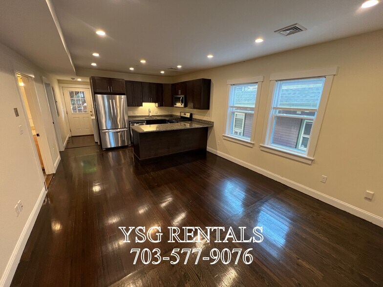 Building Photo - 194 Hillside St