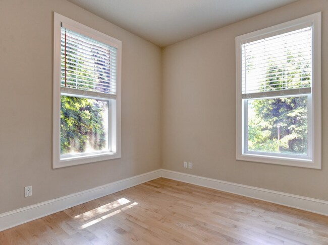 Building Photo - Pristine Spacious 3 Bedroom Lake Oswego Townhome | Skylights, High Ceilings, and Mt. Park Trails ...