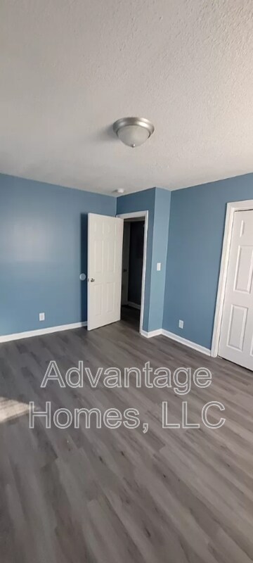 Building Photo - 744 N 70th St