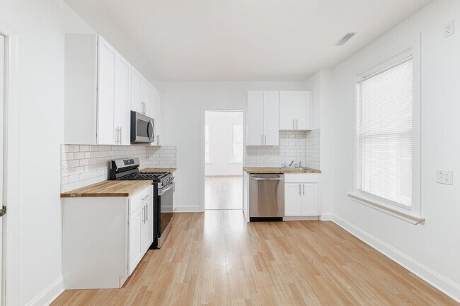 Building Photo - 1430 W Superior St