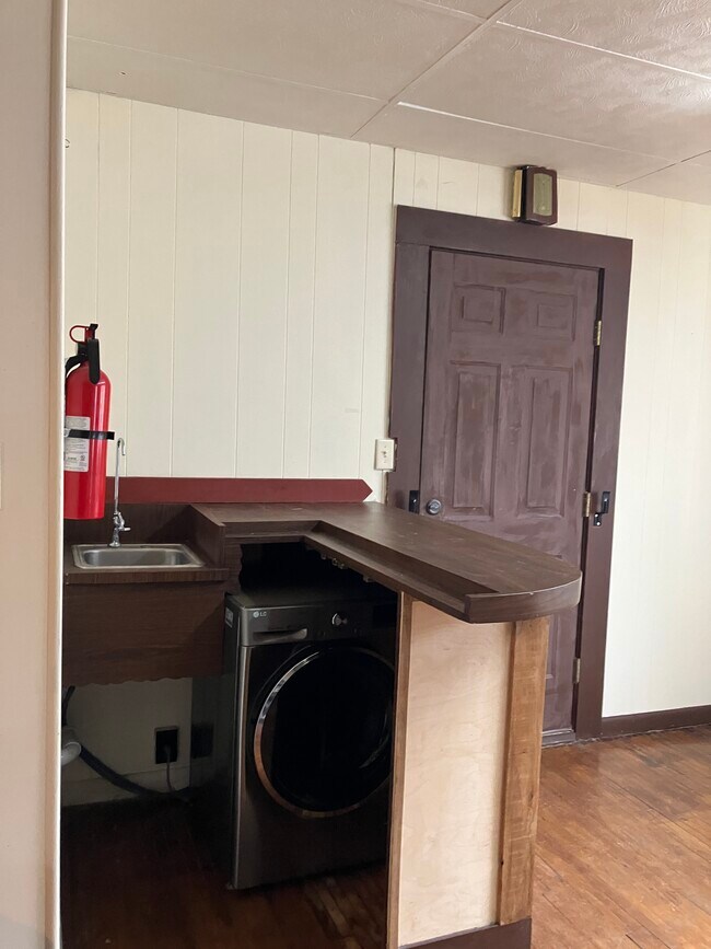 Building Photo - 517 11th Ave W