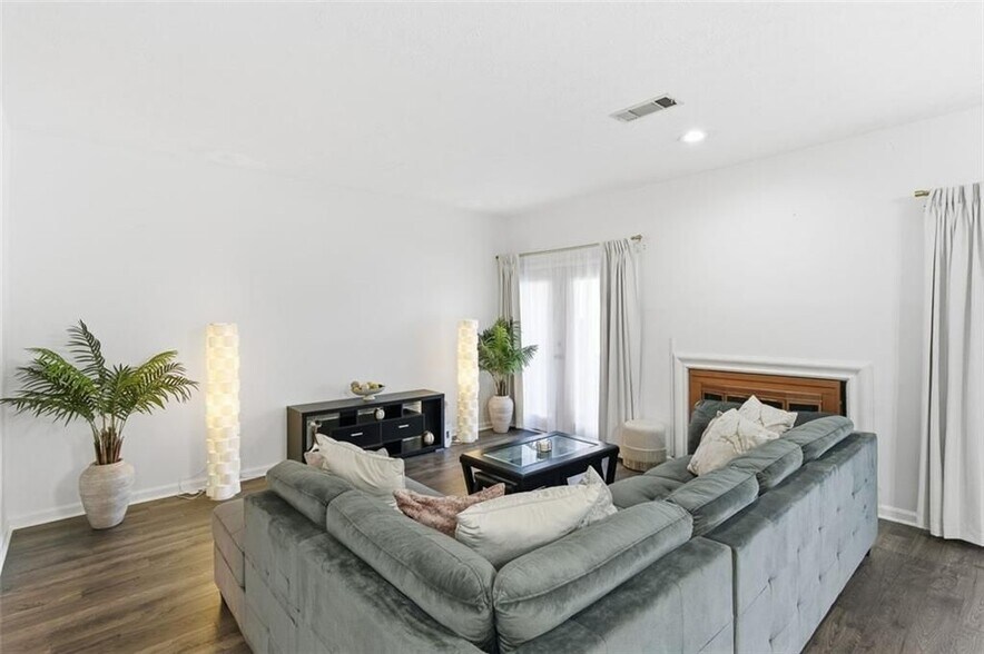 Building Photo - 1512 Stoneleigh Way