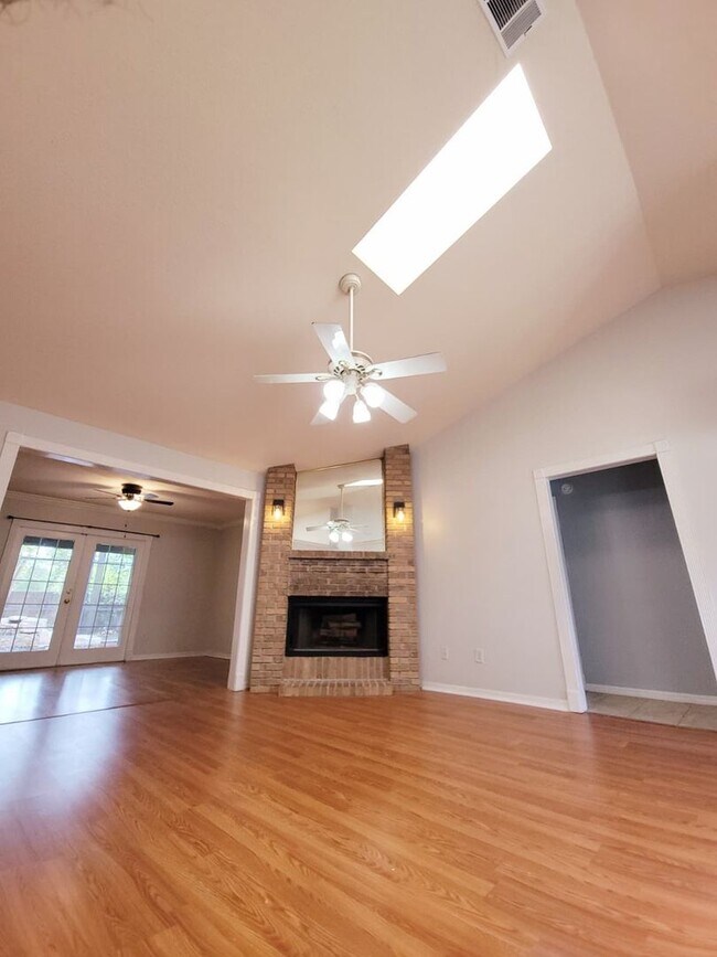 Building Photo - For Rent | Hidden Glen Community | 4 Bed, 2 Bath + Private Pool Oasis