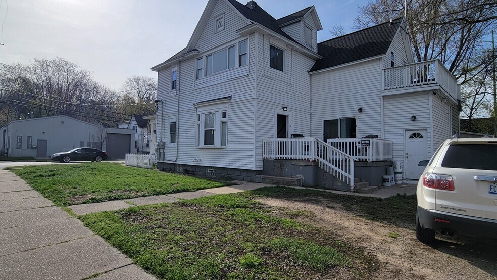 Building Photo - 863 Lafayette Ave NE