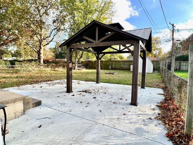 Building Photo - Brookside Bungalow Close to shopping, Riverside trails, & Gathering Place!