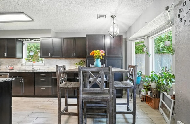 Building Photo - 3 BED 2 BATH! Schedule a tour today!