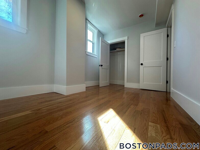 Building Photo - 118 Marginal St