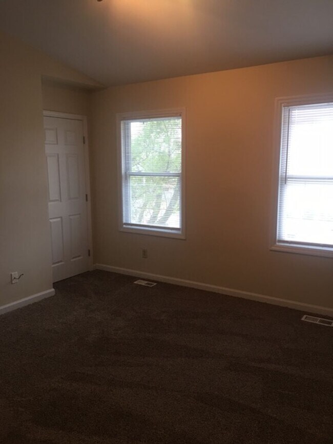 Building Photo - Mt Tabor Townhome Duplex         250520
