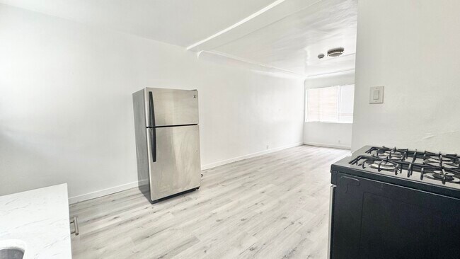Building Photo - 517 1/2 W 42nd Pl -1/2