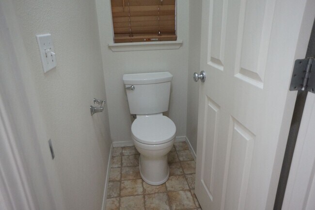 Building Photo - 4 bedroom Orenco Garden pet friendly house