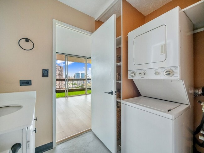 Building Photo - Remodeled Corner 1BR with Ocean & Diamond Head Views, W/D + Parking