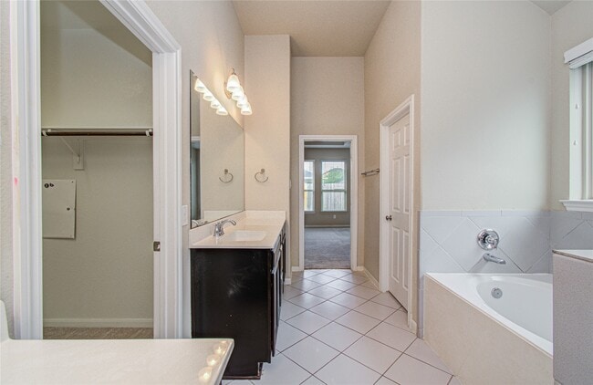 Building Photo - 15702 Whisper Woods Dr