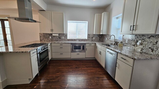 Building Photo - Modern Park Hill Home