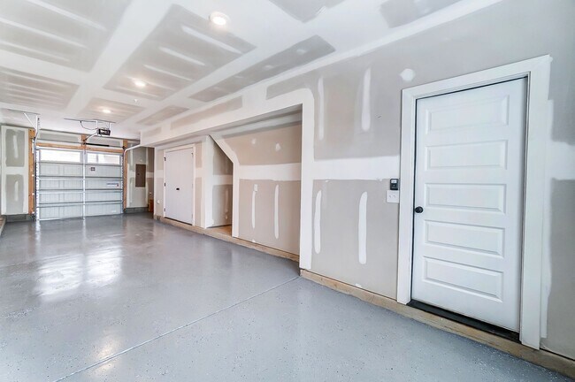 Building Photo - 3 Bedroom Townhome minutes from South End!