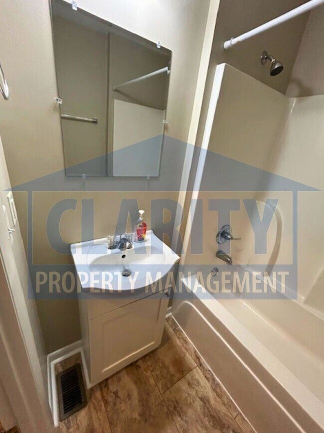 Building Photo - Three bedroom home in Downtown Cleveland!