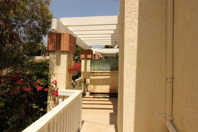 Building Photo - Large Carlsbad Townhouse, 2 Primary Bedroo...