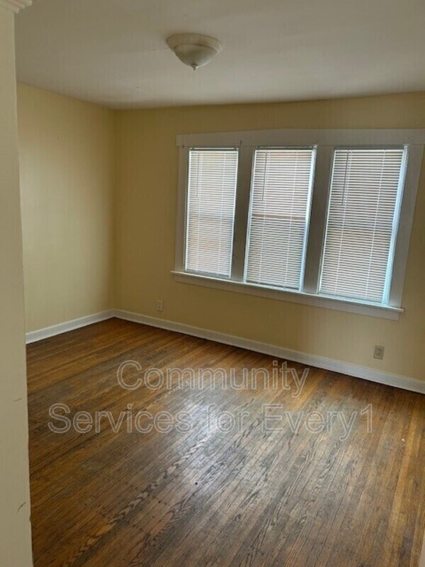 Building Photo - 247 Roesch Ave