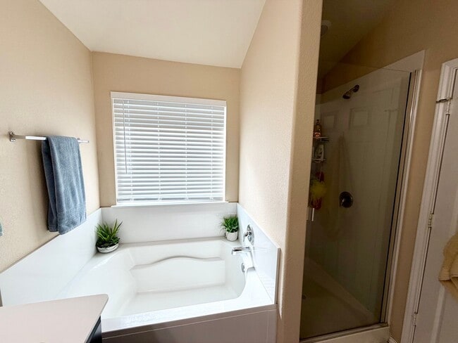 Building Photo - Beautiful 4 Bedroom Home in Park Meadows – Available December 1st!