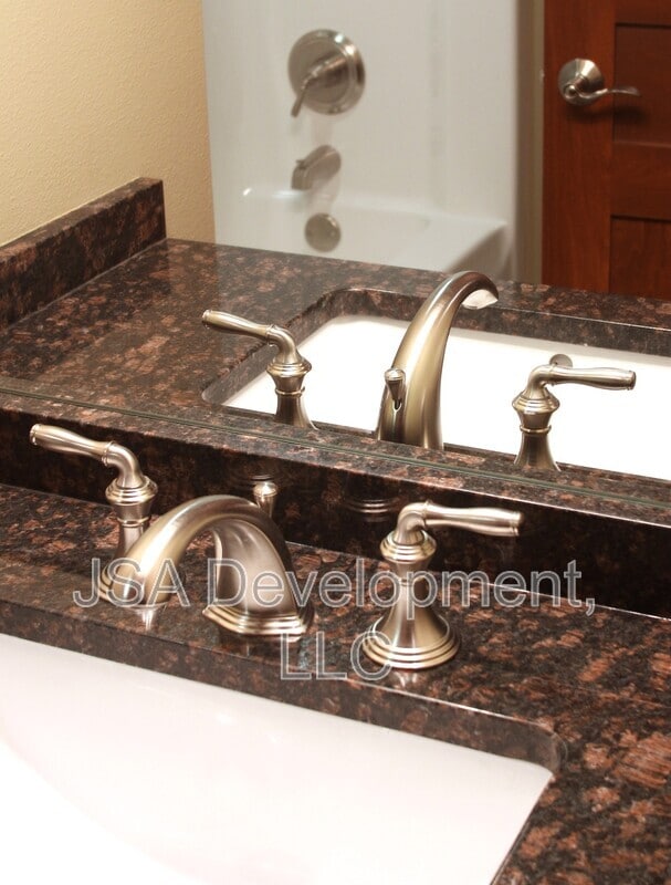 Building Photo - 206 E 4th St