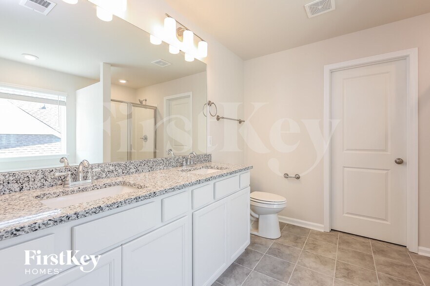 Building Photo - 1104 Mission Hill Ln