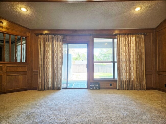 Building Photo - Brick 3/2/2 in Nice Denison Neighborhood O...