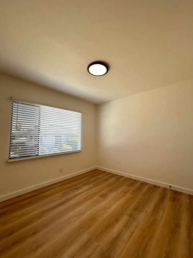 Building Photo - 82-86 College Dr