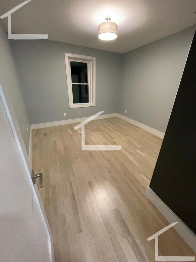 Building Photo - Huge 3 bed in Washington square