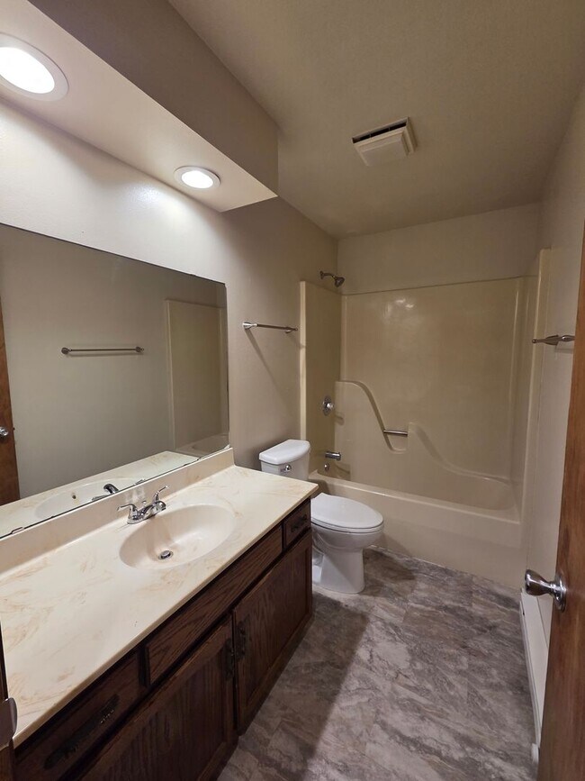 Building Photo - 6012 Boxwood Dr