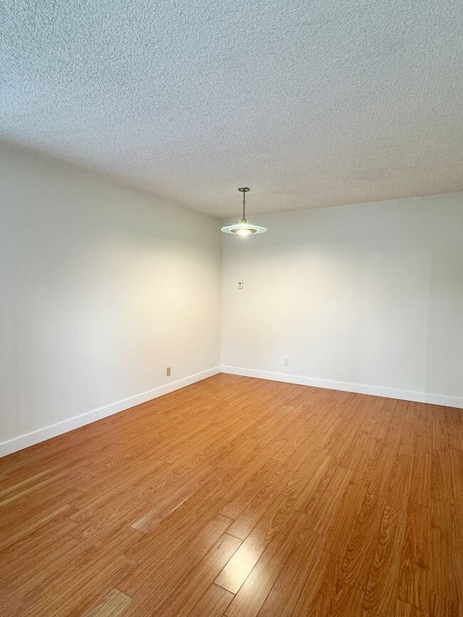 Building Photo - Charming 3-Bedroom Front Home in Lakewood