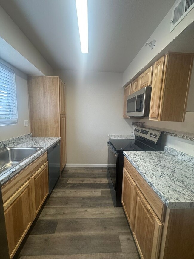 Building Photo - Remodeled Ground Floor 2 Bed Condo Ready for Move In