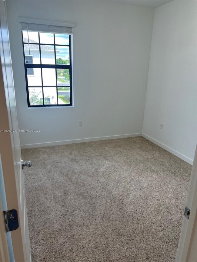 Building Photo - 653 NW 6th St