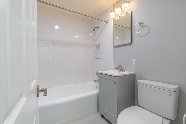 Building Photo - Charming Ballard  Daylight One Bedroom Plu...