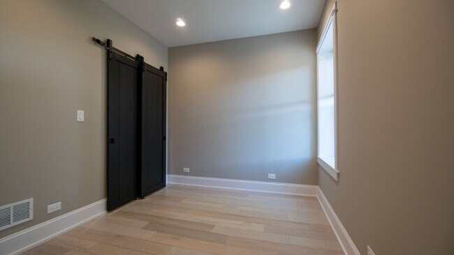 Building Photo - Newly Rehabbed 3-bedroom, 2-bath Gem with In-Unit Washer/Dryer! Discover Uptown Living.