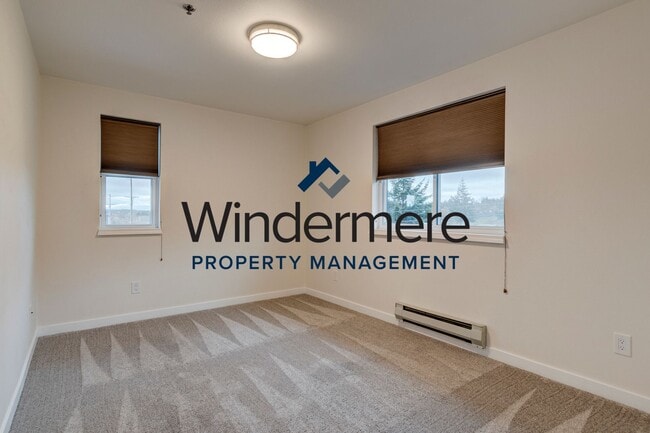 Building Photo - 300 N Oak Harbor St