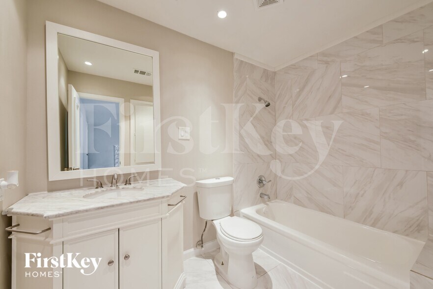 Building Photo - 3603 Canary Dr