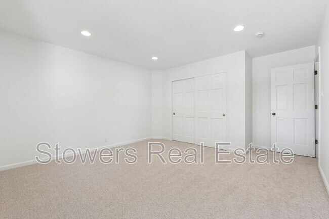 Building Photo - 1121 Douglas Ct