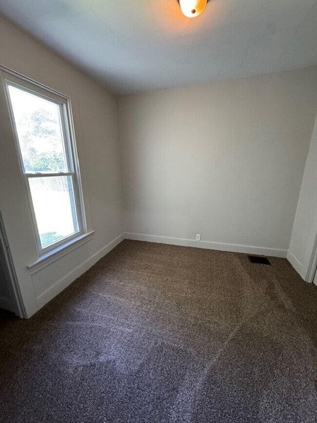 Building Photo - 427 E Taber St