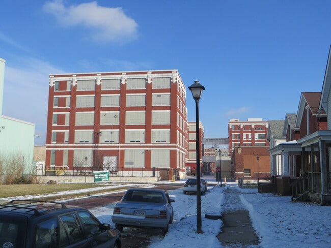 Building Photo - Large Three Bedroom, 1.5 Bathroom Home hal...